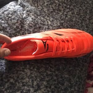 Womens us size 8.5 cletes nwt